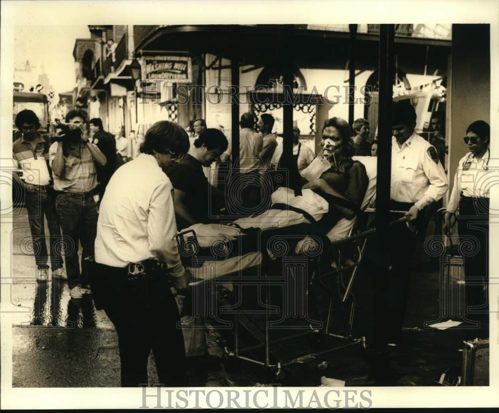 1986 Press Photo Fire victim being taken to ambulance after Dumaine Street blaze- Historic Images