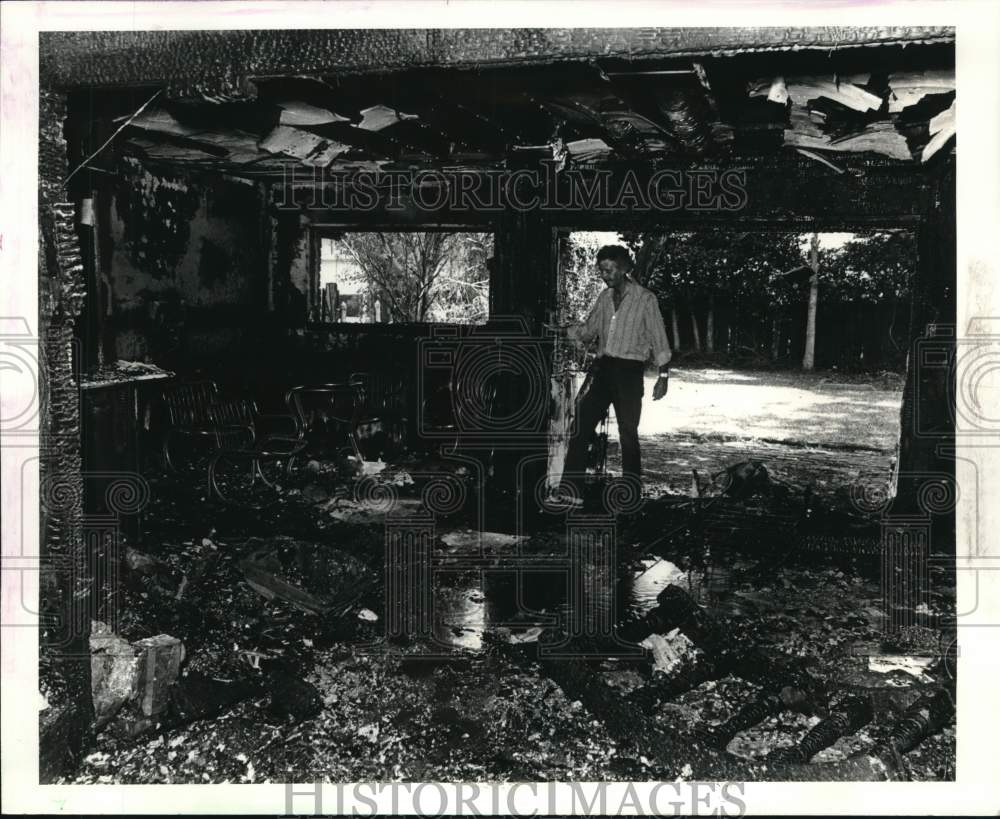 1982 Press Photo Wallace Strini surveys home destroyed by a fire - noc96191- Historic Images