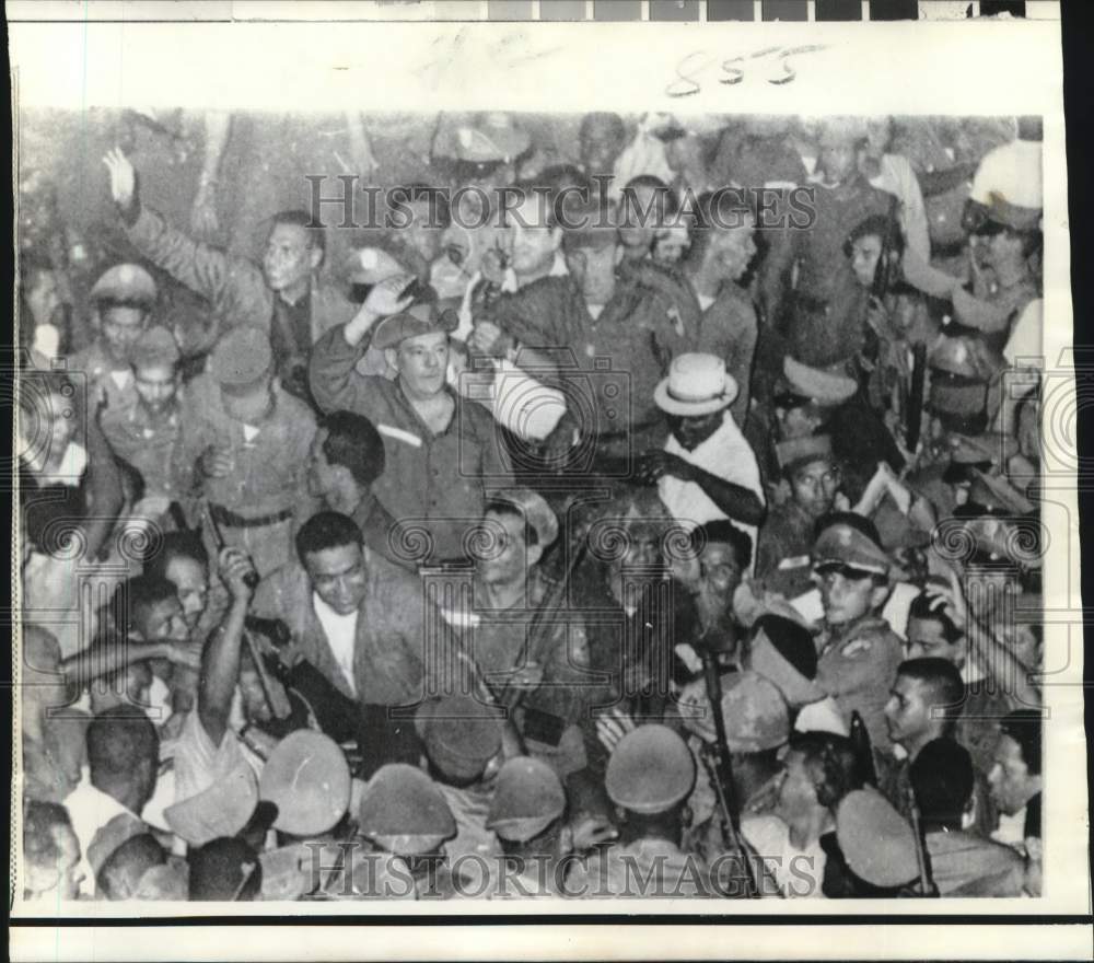 1969 Press Photo Brigadier General Omar Torrijon mobbed by Panama supporters