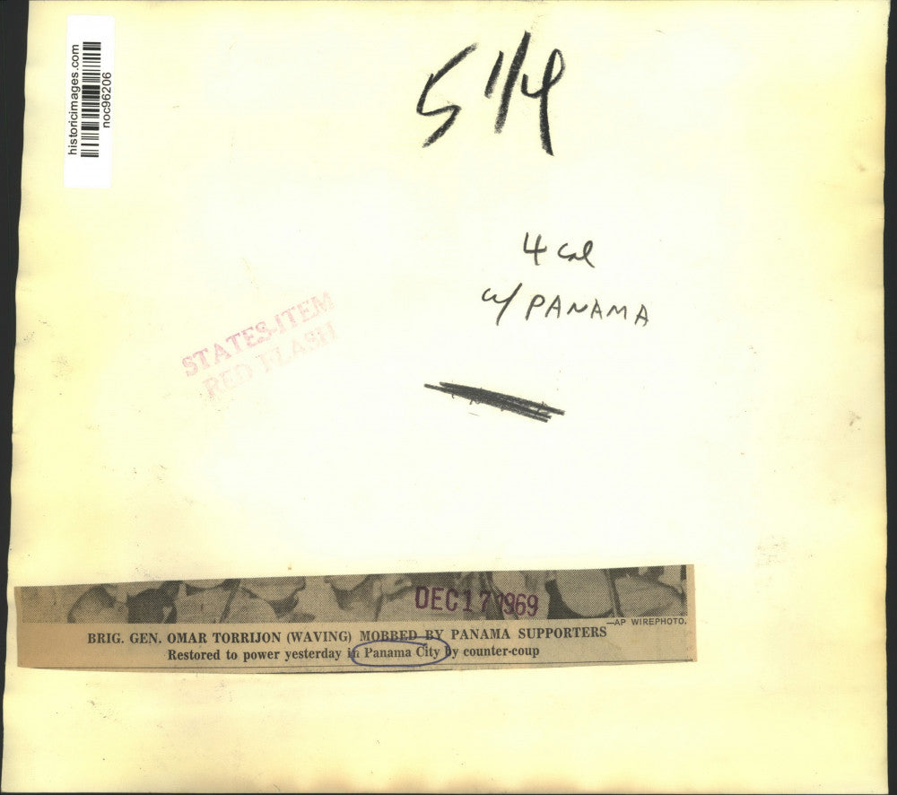 1969 Press Photo Brigadier General Omar Torrijon mobbed by Panama supporters