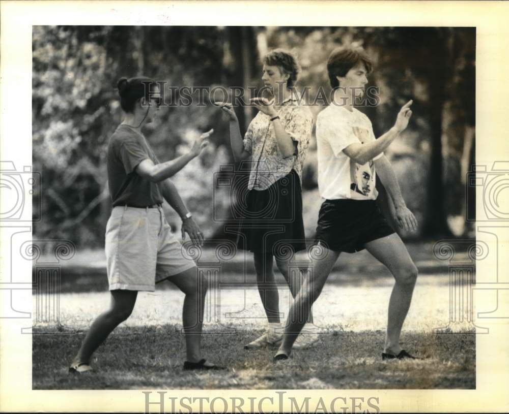 1988 Press Photo Tai Chi and Chi Kung Assn. instructor teaches a duo of students- Historic Images