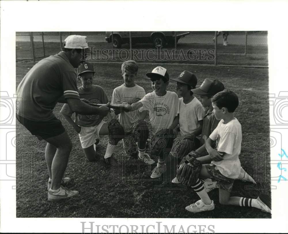 1988 Press Photo Johnie Sullivan talks with team at Greenlawn Playground, Kenner- Historic Images