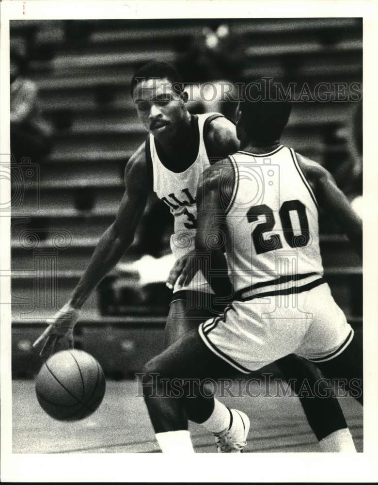 1983 Press Photo Basketball players Tyrone Sylva and Gerald Arnaud during game- Historic Images