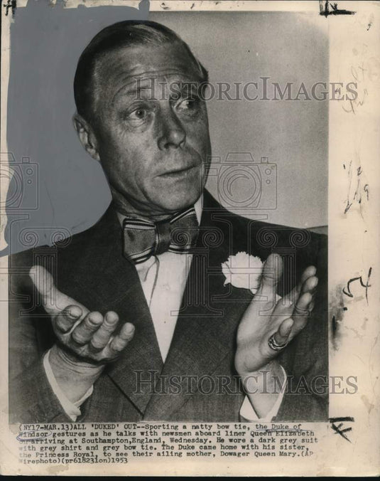 1953 Press Photo Duke of Windsor talks with newsmen aboard liner Queen Elizabeth- Historic Images