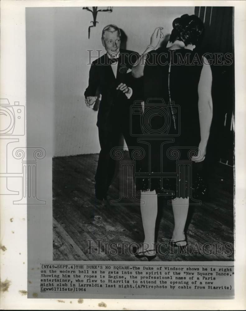 1964 Press Photo The Duke of Windsor with Regine at night club in Larraldia