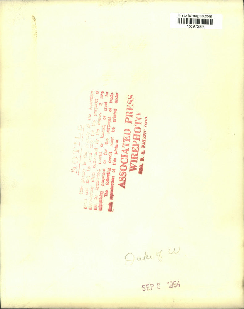 1964 Press Photo The Duke of Windsor with Regine at night club in Larraldia