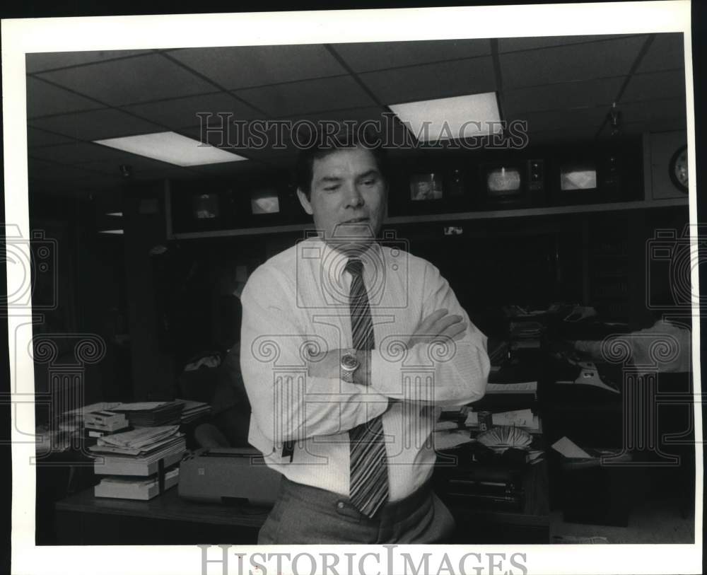 1982 Press Photo WVUE-TV sportscaster Ron Swoboda in the newsroom - noc97376- Historic Images