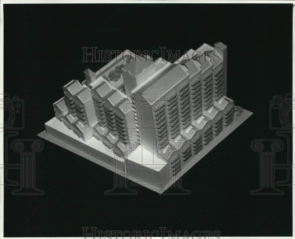 1982 Press Photo Model shows the design of 16-apartment complex Sugar House- Historic Images