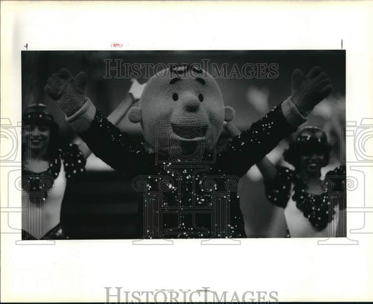 1990 Press Photo Covington resident dances as Charlie Brown at Superbowl XXIII- Historic Images