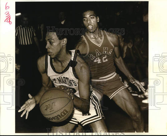 1988 Press Photo St. Martin's Louis Thompson drives around Redeemer's Corey Luke- Historic Images