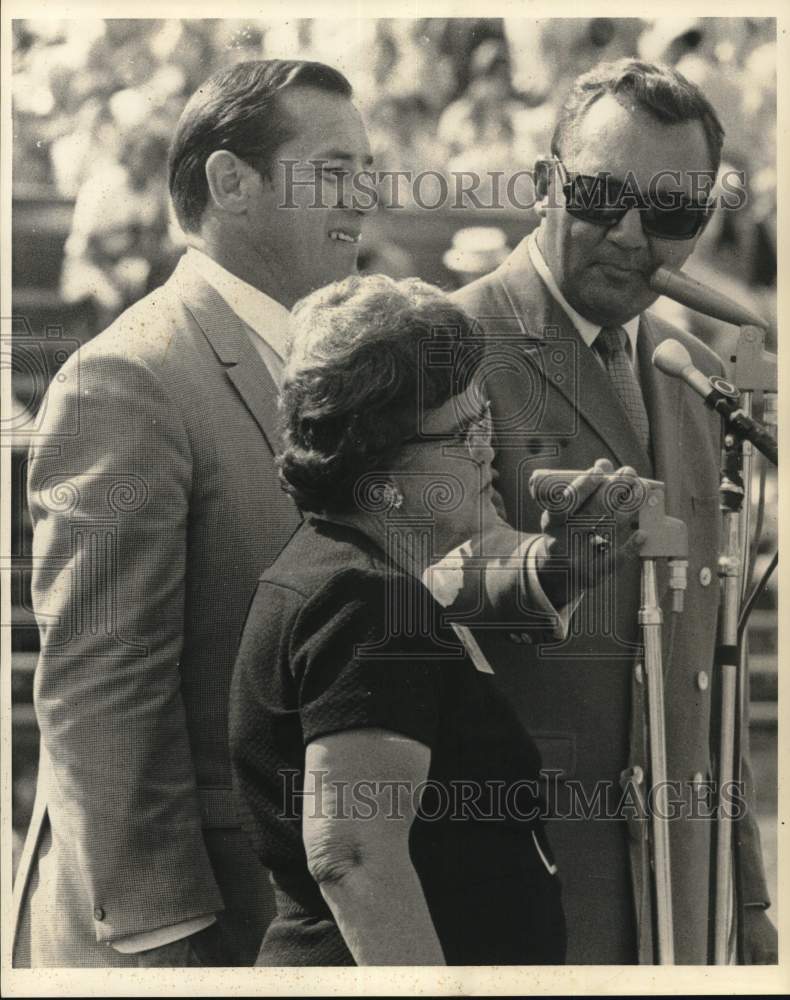 1968 Press Photo Woman gives a speech while two men assist her - Historic Images