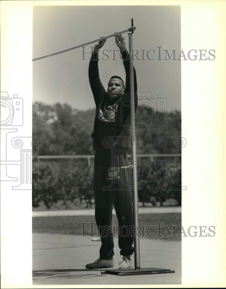 1989 Press Photo High jump player Arnold Taylor at Bootheville-Venice High- Historic Images