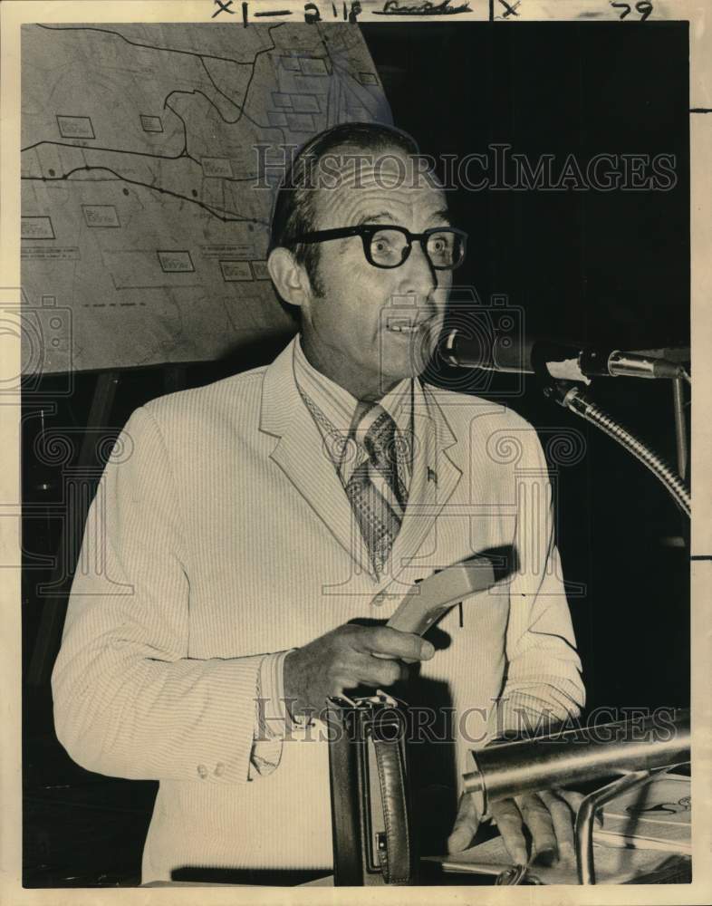 1972 Press Photo Mayor Ernest Tassin discusses the proposed I-410 route- Historic Images