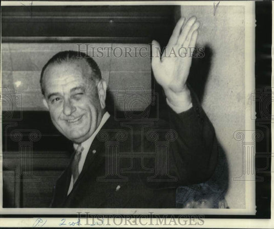 1966 Press Photo President Lyndon B. Johnson enters Bethesda Naval Hospital- Historic Images