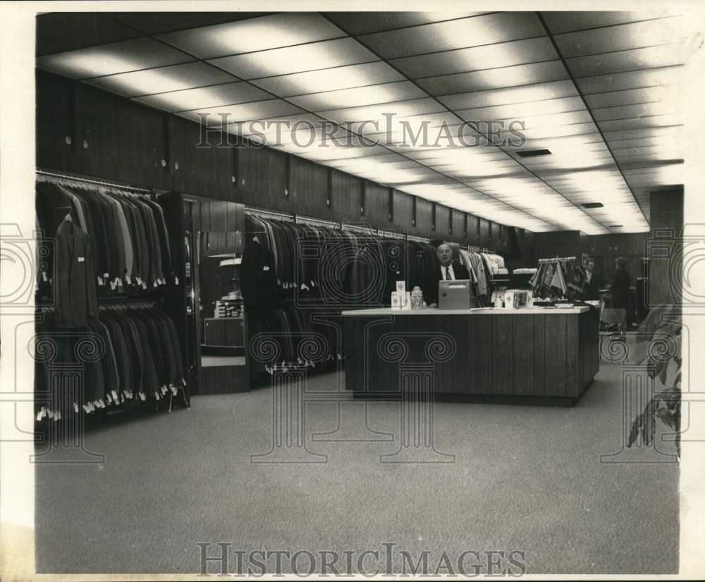 1969 Press Photo Jeff Yunis Tall and Big Men&#39;s Shop interior at 707 Canal Street