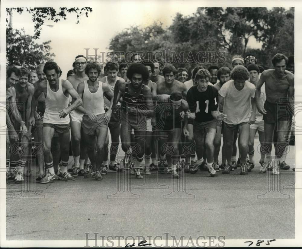 1975 Press Photo Darrell Williams with runners at New Orleans Track Club race- Historic Images