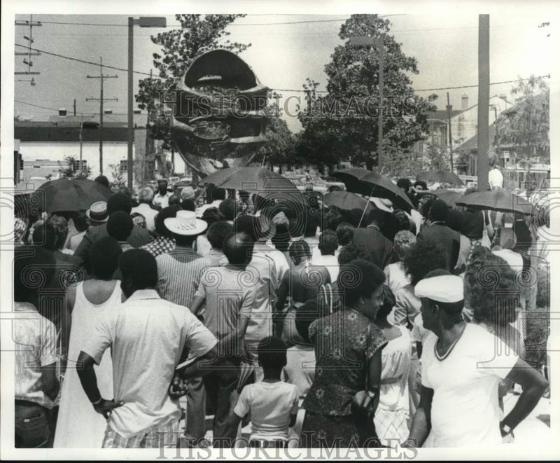Load image into Gallery viewer, 1976 Press Photo Residents admire the Martin Luther King monument at Dryades
