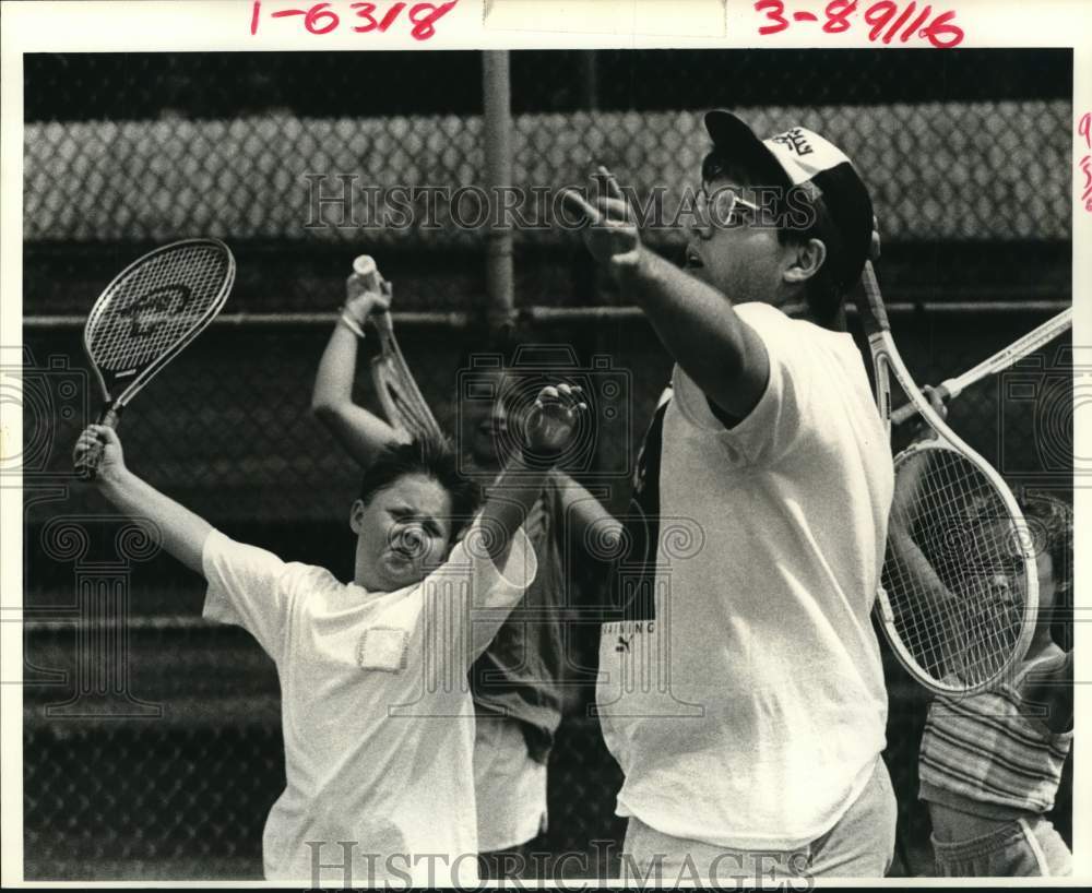 1989 Press Photo Mark Grisworld gives pointers during Summer Tennis program- Historic Images