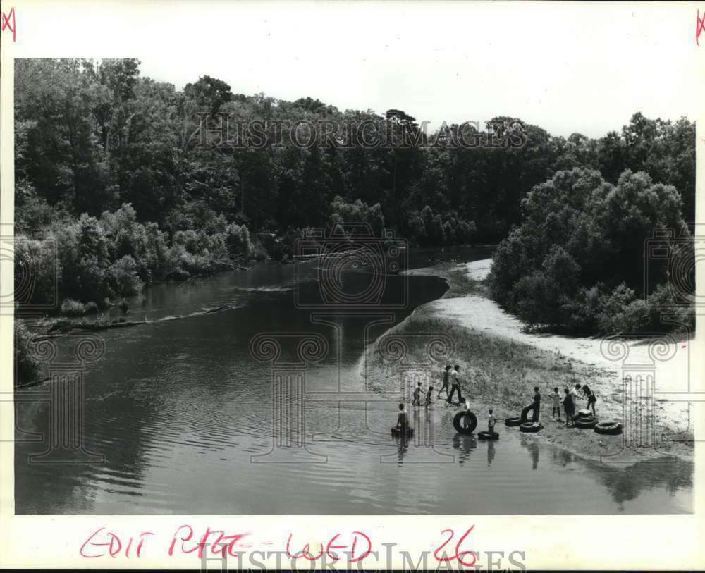 1988 Press Photo Tubers, unconcerned by pollution wade into Tangipahoa River- Historic Images