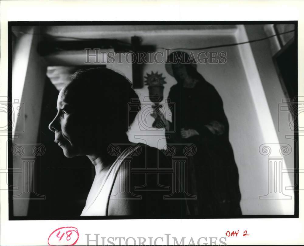 1995 Press Photo Madrina Maria Theresa Pimentel sit in her Havana home