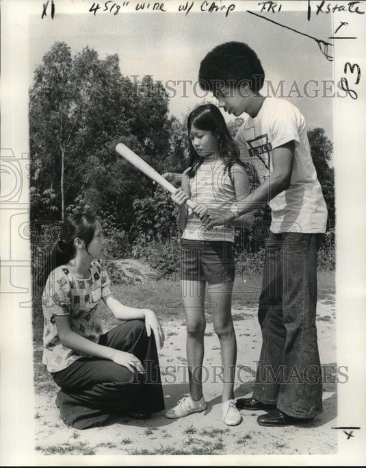 1976 Press Photo Alton Smith gives baseball pointers to Tuyen & Lien Nguyen- Historic Images