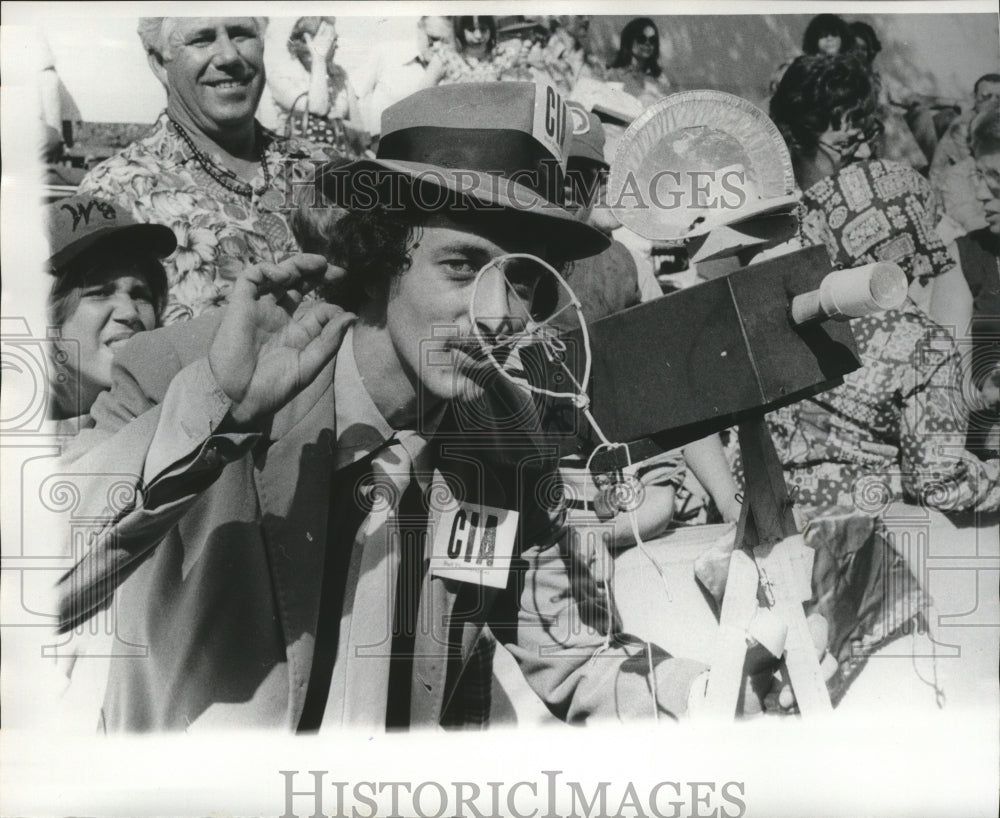 1975 Press Photo Man Dresses as CIA Worker, Mardi Gras, New Orleans- Historic Images