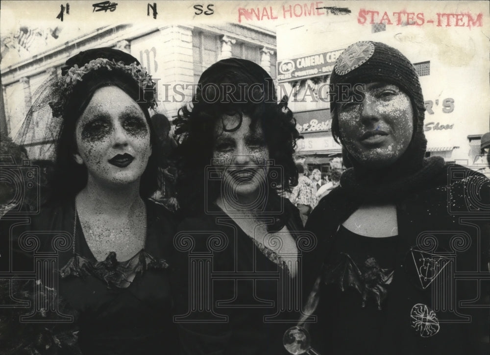 1975 Press Photo Glittered Faces and Costume at Mardi Gras, New Orleans- Historic Images