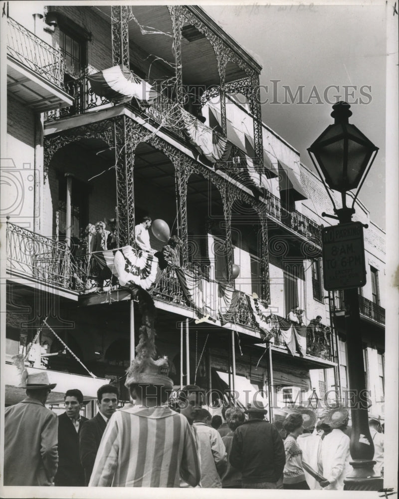 1964 Press Photo crowd stands under balcony during Mardi Gras in Vieux Carre- Historic Images