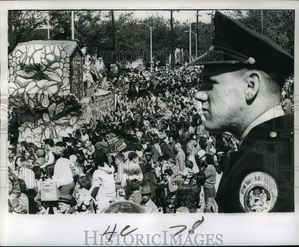 1966 Press Photo Carnival Parade Police Officer scans crowd at first parade.- Historic Images