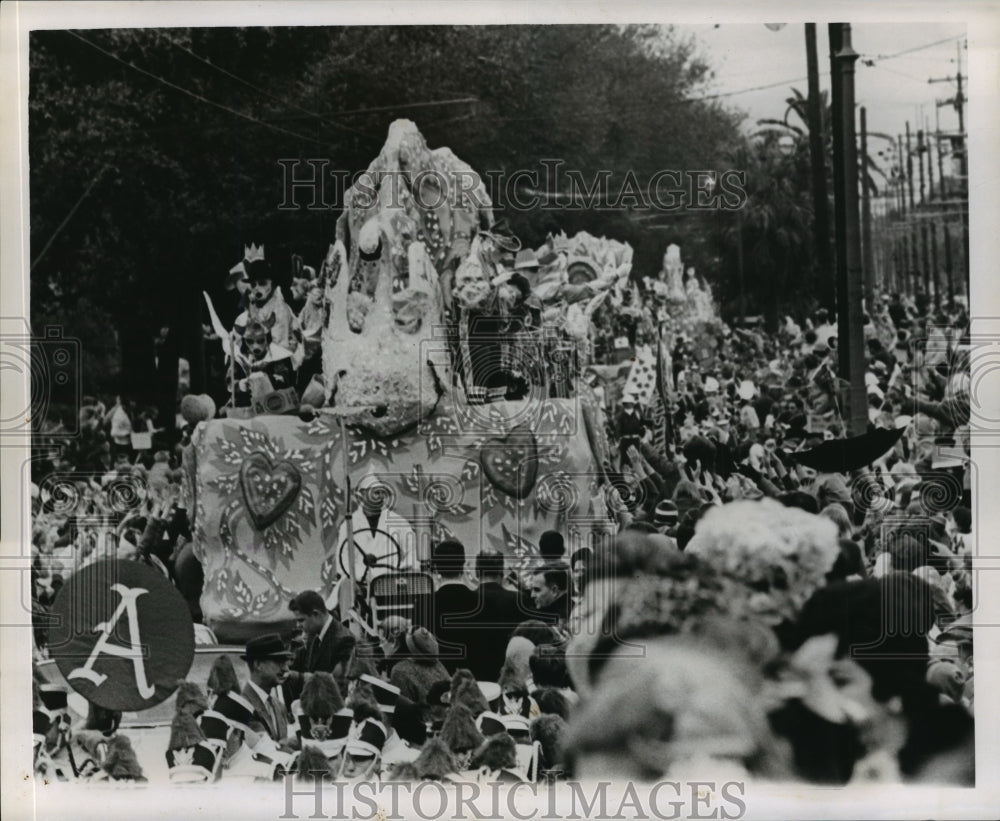 1964 Press Photo Carnival Parade- Crowded streets for Carrollton Parade.- Historic Images