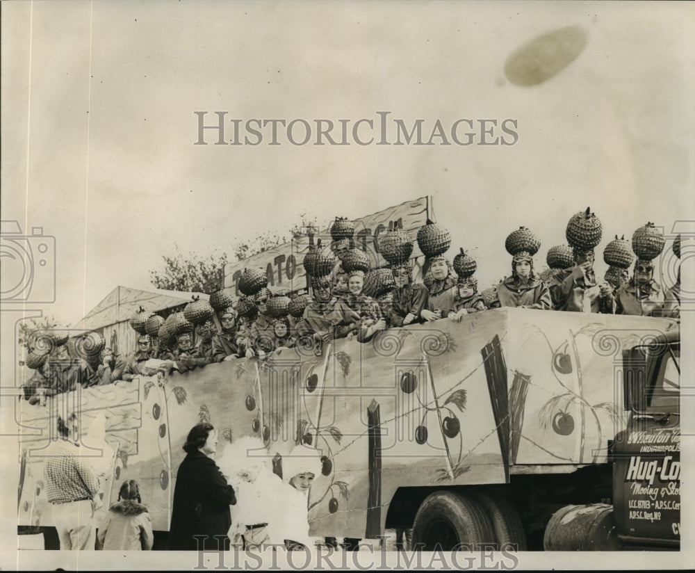 1966 Press Photo Tomato Patch Float in Krewe fo Arabi Parade at Carnival- Historic Images