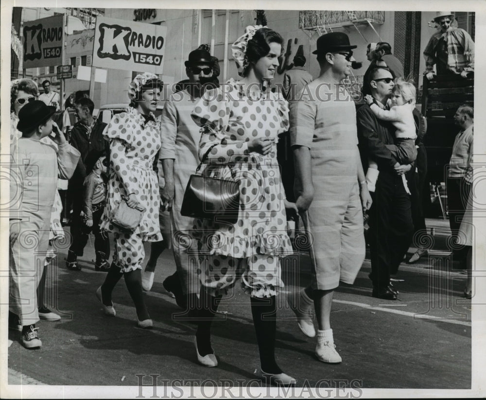 1966 Press Photo K-Radio Maskers March During Mardi Gras, New Orleans- Historic Images