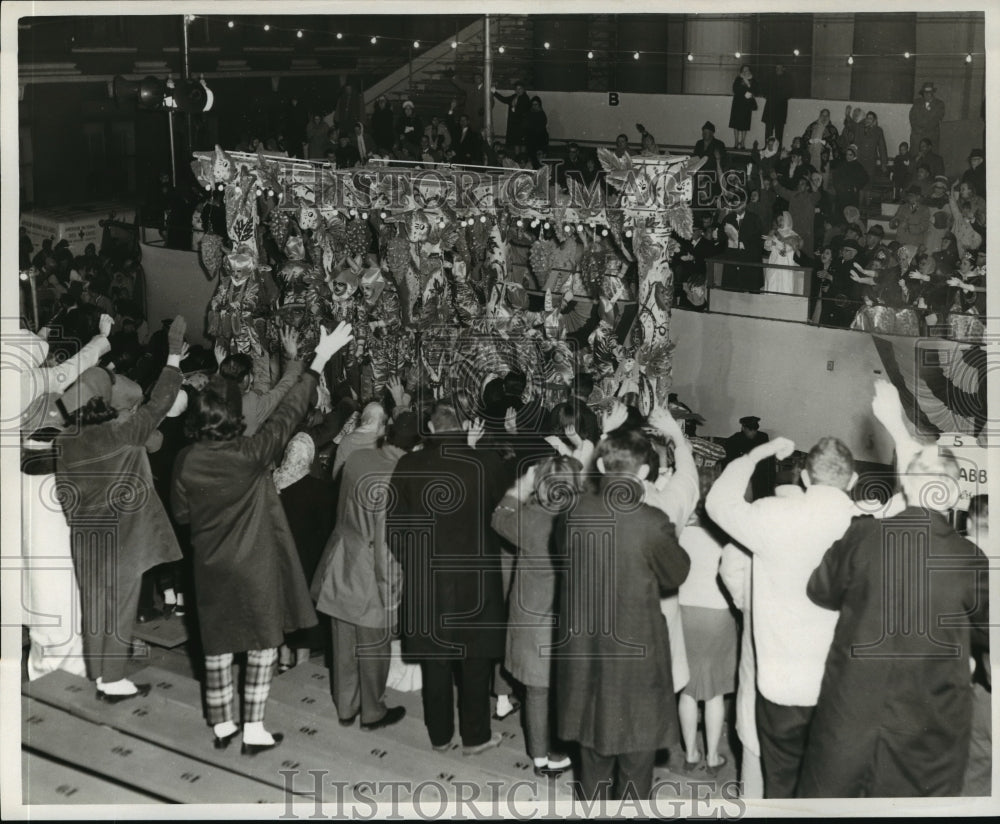 1965 Press Photo crowds cheers at passing float at Babylon parade on Mardi Gras- Historic Images