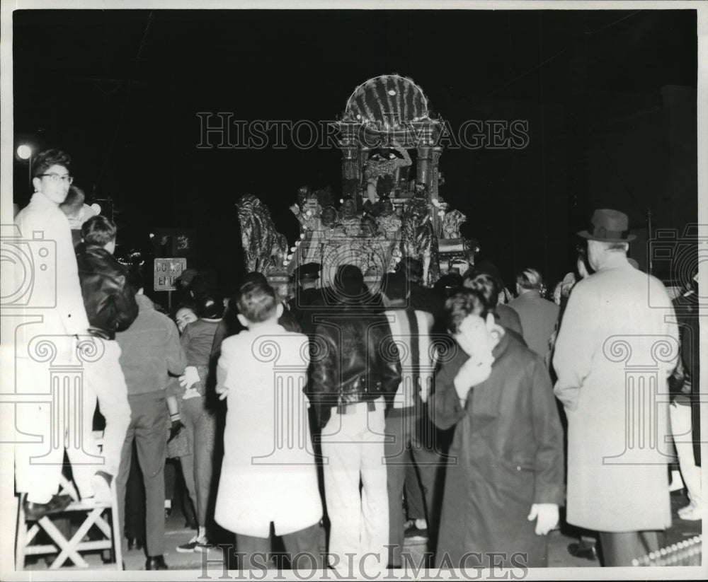 1965 Press Photo Crowds look upon king float at Babylon Mardi Gras parade- Historic Images