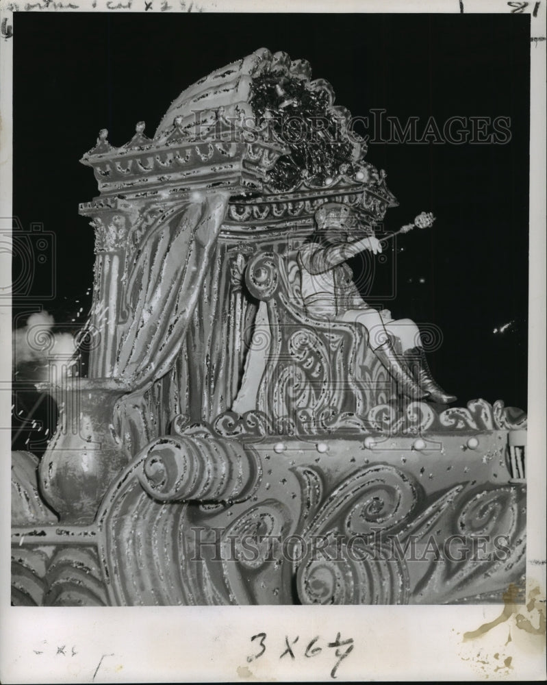 1961 Press Photo King Sargon XVII of Babylon Greets Subjects on Carnival Float- Historic Images