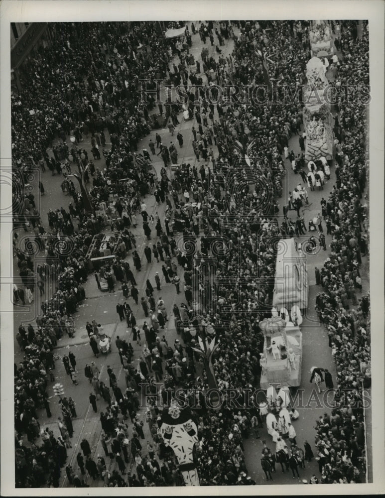 1948 Press Photo Aerial View of Crowd and Carnival Parade in New Orleans - Historic Images