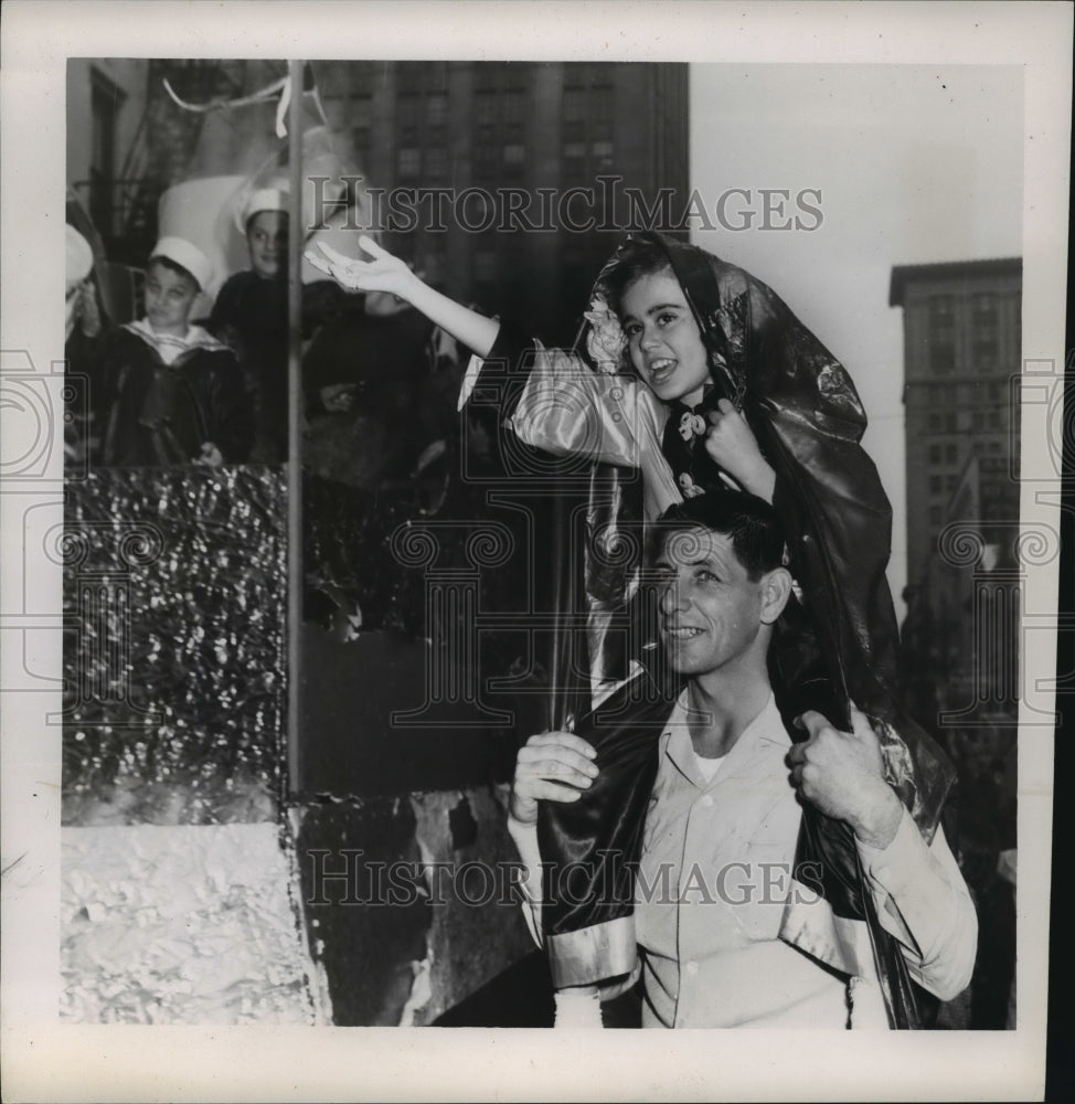 1956 Press Photo Girl Takes Cover At Rained Out Mardi Grnew Orleans Parade- Historic Images