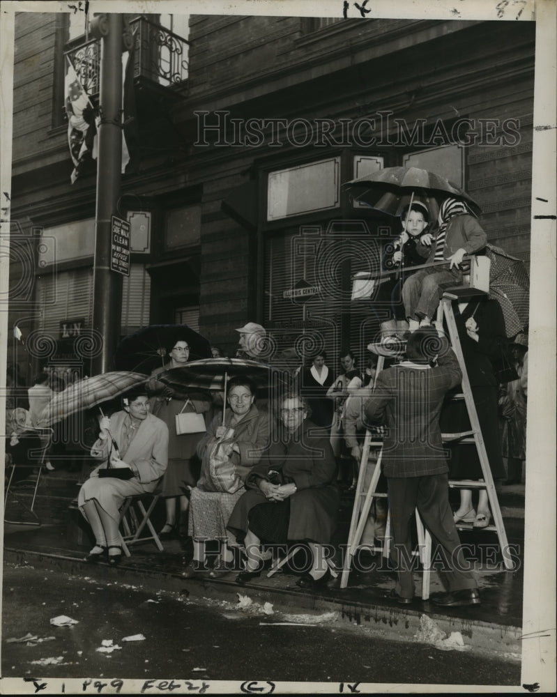 1956 Press Photo Mardi Gras Parade Spectators Unfazed By Sudden Downpour- Historic Images