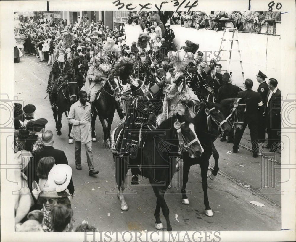 1965 Press Photo Carnival Parade- Dukes on horseback at Gallier Hall.- Historic Images