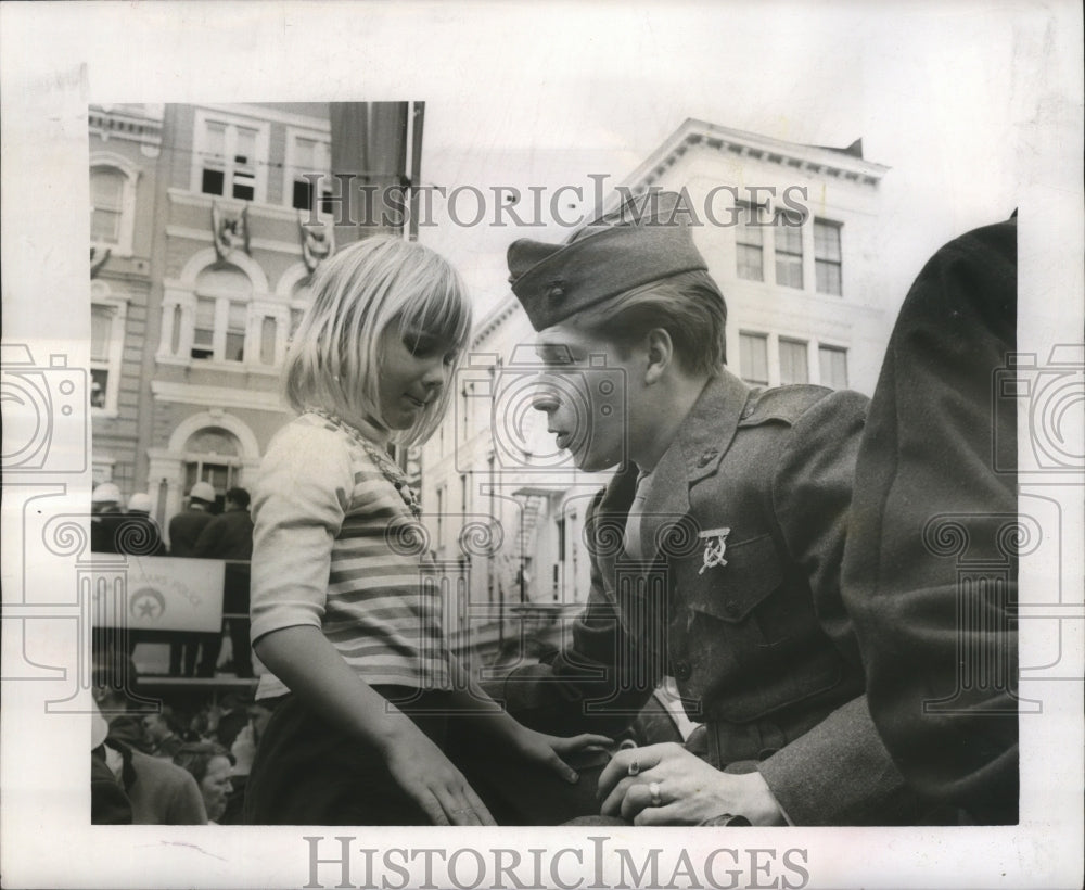 1967 Press Photo Corporal G.S. Fried Talks with Lost Child Awaiting for Parents- Historic Images