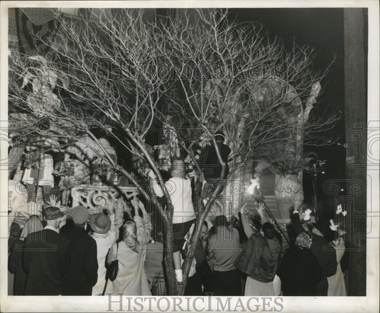 1959 Press Photo Spectators Watch Floats During Parade Mardi Gras - noca03298- Historic Images