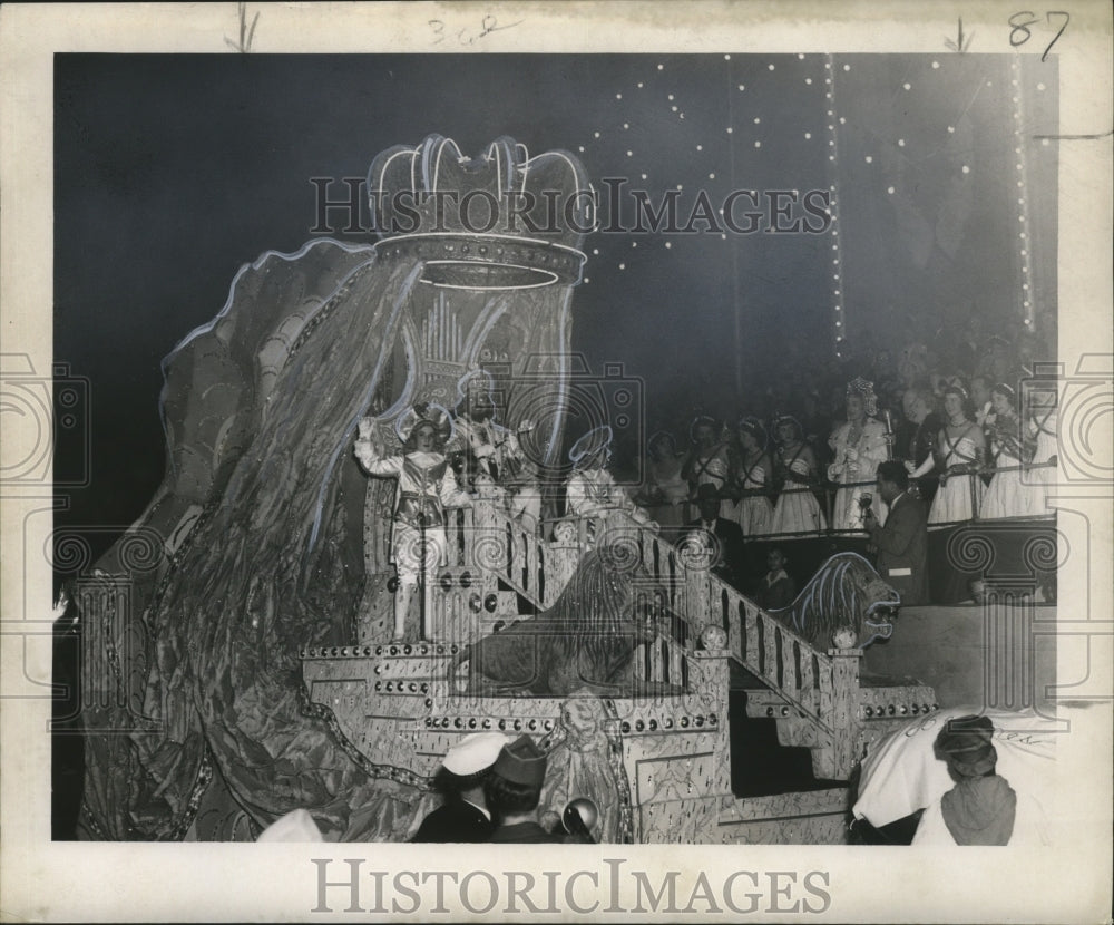 1954 Press Photo Carnival Parade- King&#39;s float -Hermes Parade. - noca03383- Historic Images