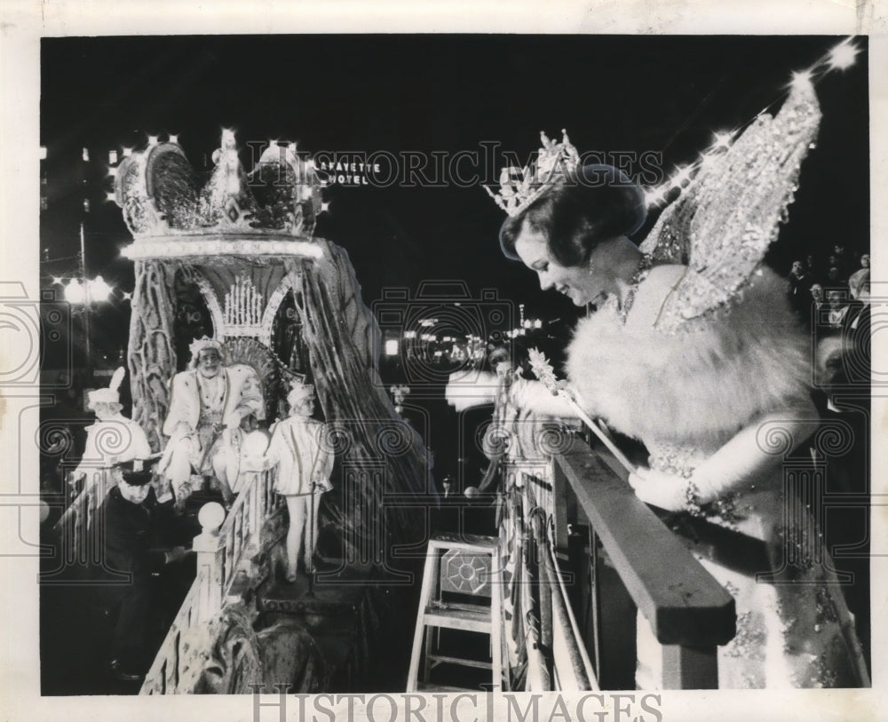 1965 Press Photo Carnival Parade-Empress drops glass after toast with Hermes XXV- Historic Images