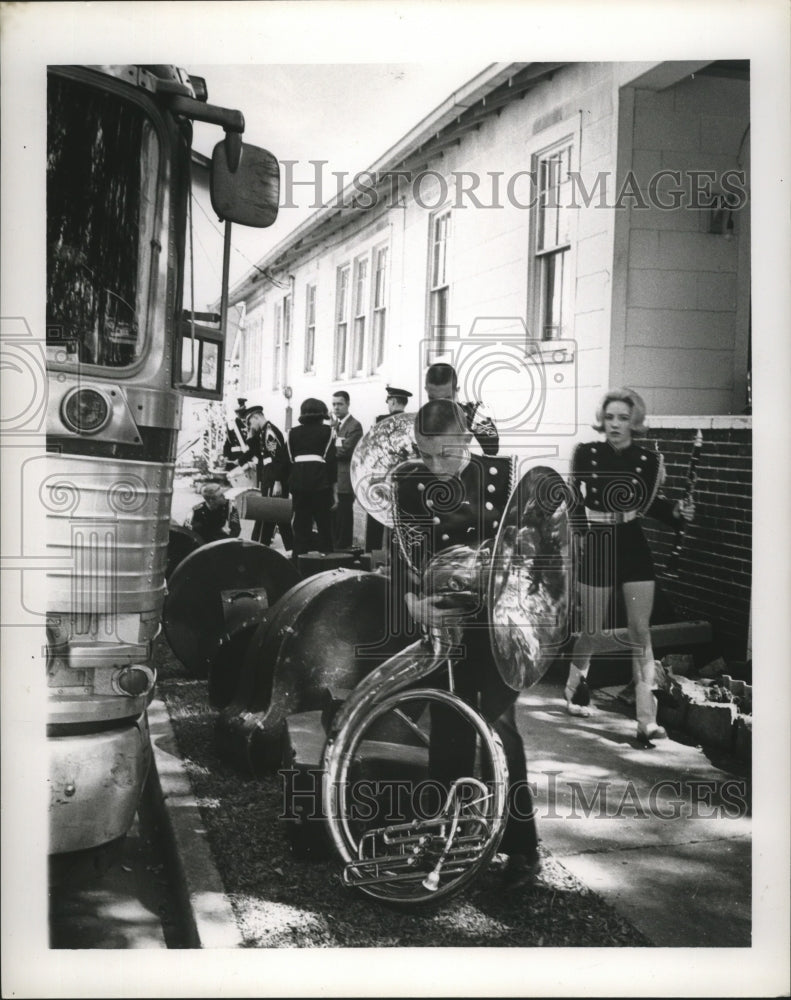 1965 Press Photo Carnival Parade Marching Band unloading from bus for parade.- Historic Images