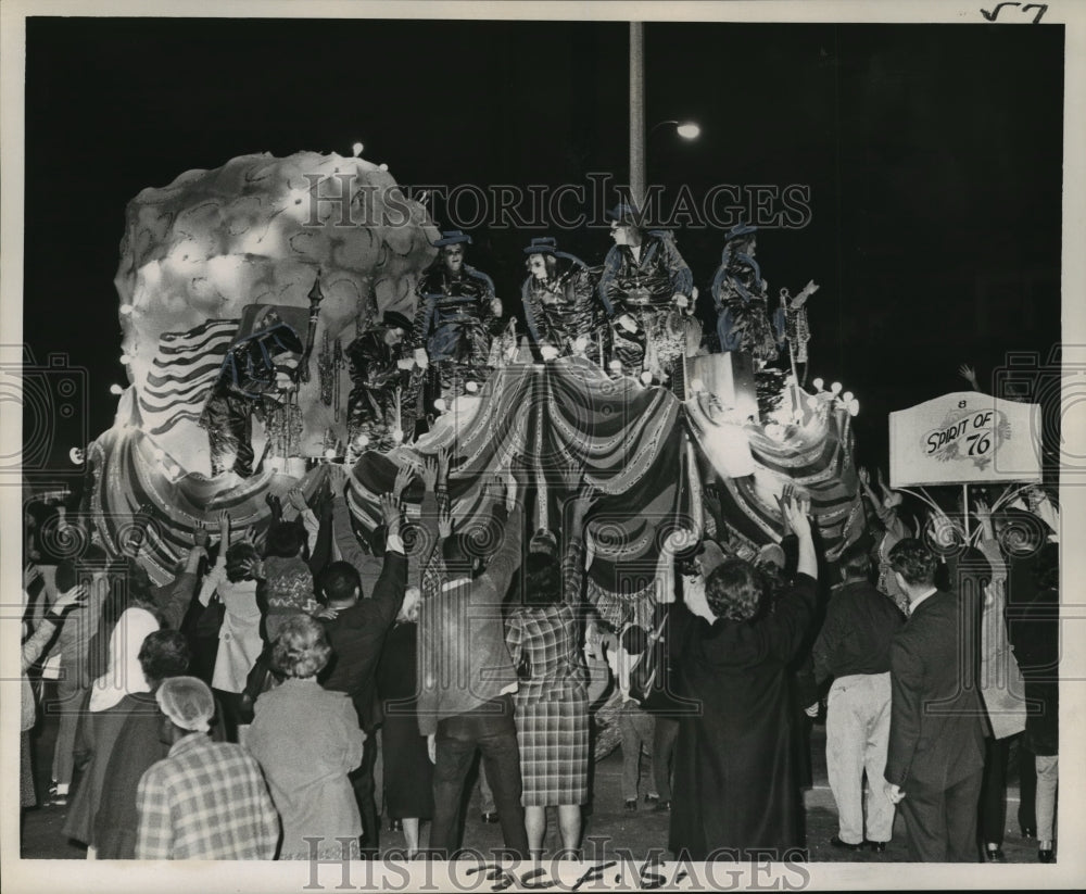 1967 Press Photo Maskers on The Spirit of &#39;76 Float in Krewe of Pegasus Parade- Historic Images