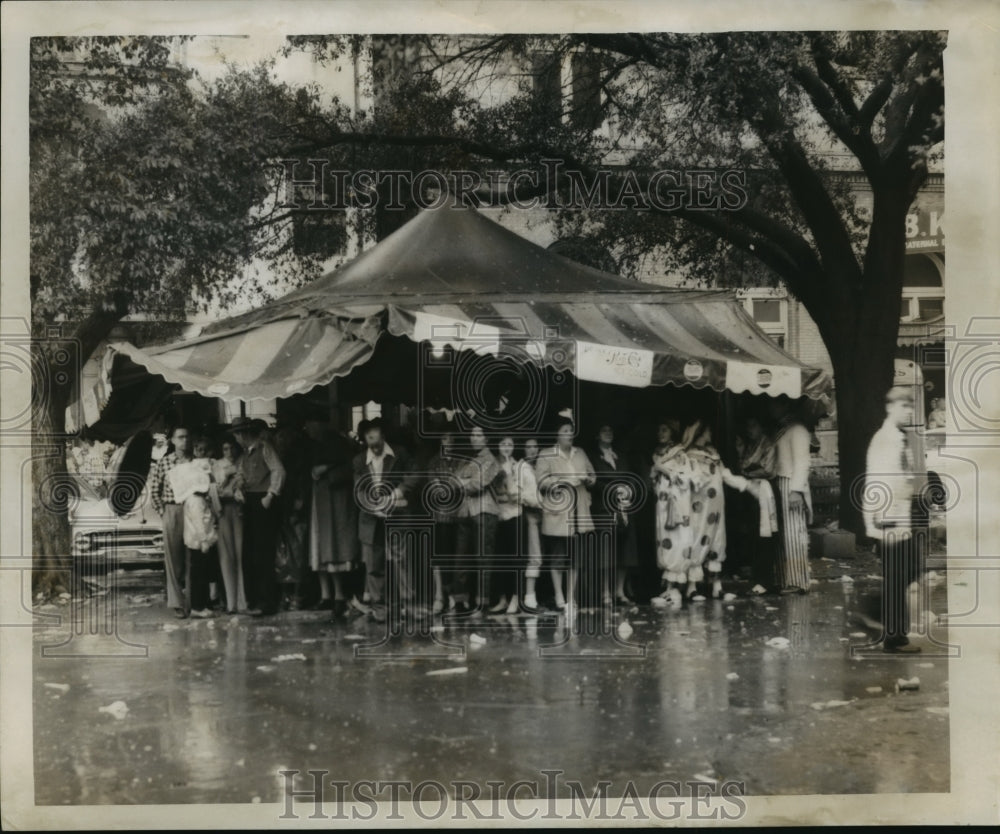  Press Photo Carnival Parade -Parade goers seek cover as parade gets rained out.- Historic Images