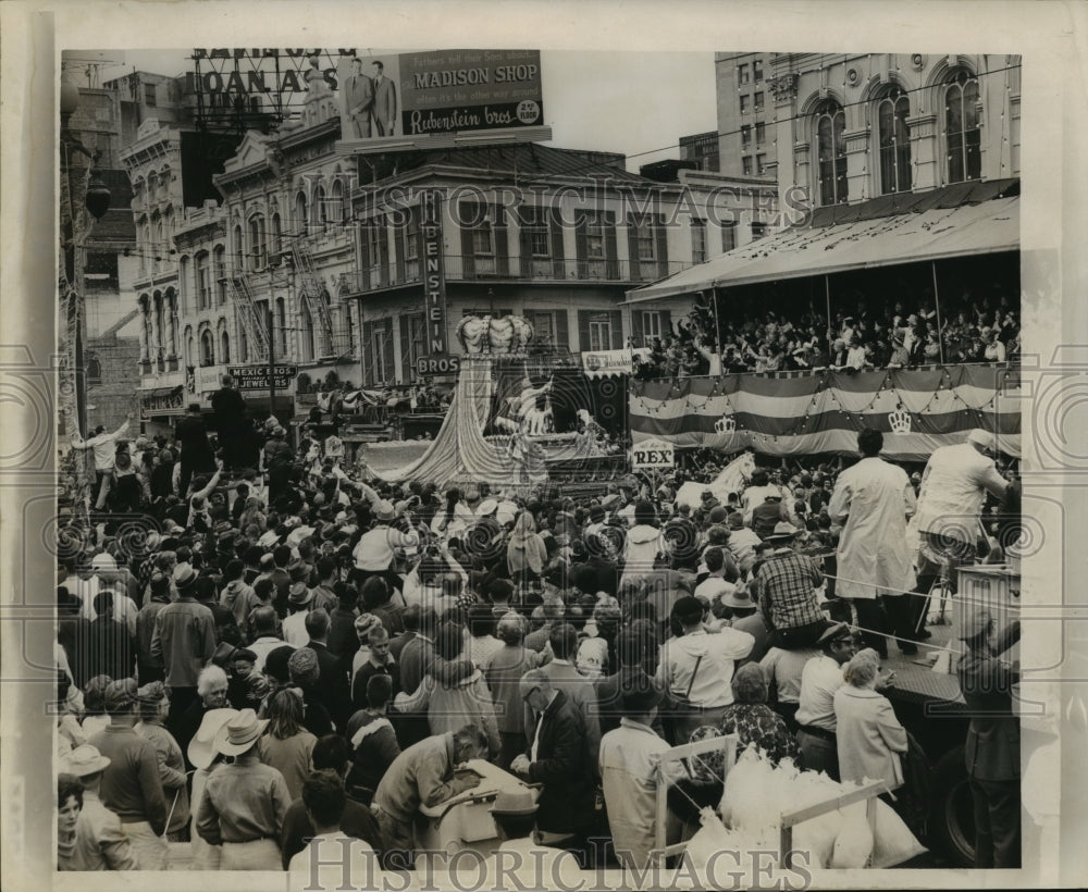 1965 Press Photo Carnival Parade- Rex parade floats crowded by crowds.- Historic Images