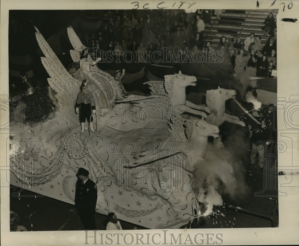 1956 Press Photo Carnival Parade- Adonis Queen waves scepter toward revelers.- Historic Images