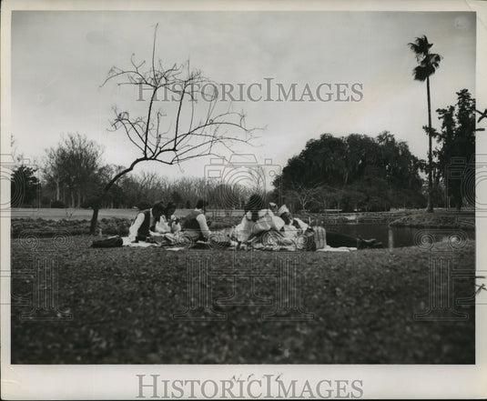 1952 Press Photo Friends enjoy a picnic after a Mardi Gras parade- Historic Images