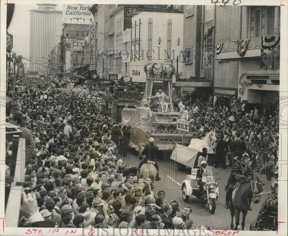 1966 Press Photo Carnival Parade- Rex, King of Carnival greets loyal subjects.- Historic Images